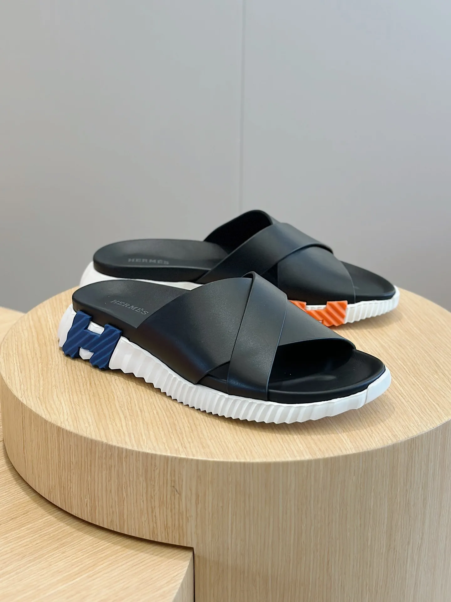 [HERMÈS] Top men's shoes 💰: 340💰 Size: 39-44 (38.45 46 custom-made) Herme*H Home Hermès Men's Sandals and Slippers - Original Replica Purchase the original version and make it one to one, the outsole is privately modeled, and the outsole color corresponding to each color is the same as the original version. Come to those who know the stuff 💪 The ultra-light soles are designed in contrasting colors, and they feel so comfortable on your feet! Calfskin, cowhide feet, private mold outsole.